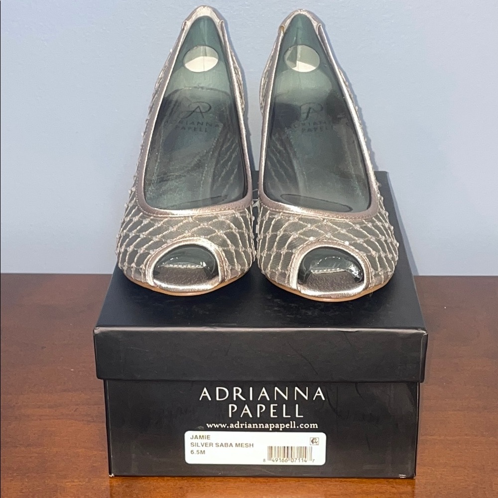 Adrianna Papell NIB Silver Peep-Toe Kitten Heels Women's Shoes Size 6 - Picture 2 of 5